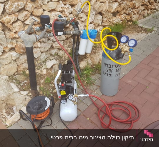ציוד אינסטלציה עם צינורות, מד לחץ ומיכל גז